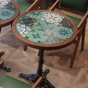 Table carrée à motifs style bohème, fauteuil en noyer massif avec coussin vert et dossier floral, petite suite de salon pour café - Product Image 5