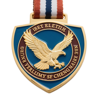 Médaille personnalisée en forme de bouclier avec relief d'aigle doré et finition émaillée, badge métallique bleu-vert avec ruban tricolore, logo personnalisé OEM