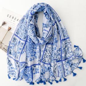 Neues Design <span class=keywords><strong>Navy</strong></span> Floral Printed Viskose Schal Fransen Kopftuch und Beach Cover Schal für Frauen Muslim Foulard <span class=keywords><strong>Wrap</strong></span> - Product Image 1
