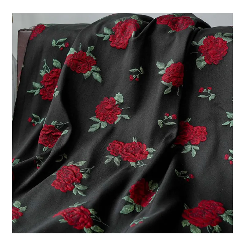 100% полиэстер с черной основой и узором красной розы, вышивка из брокаджаккардовой ткани для платьев