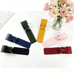 Etichetta per Bagagli in PVC Bifacciale alla Moda con Cinturino in Cartoncino, Resistente all'Acqua e Durevole, Opzione Personalizzata con Nome e Logo - Product Image 1