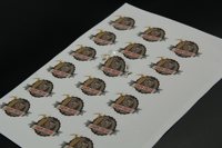 Étiquettes en feuille de formes variées imprimées sur mesure en usine, autocollants logo découpés sur mesure pour l'emballage des produits de consommation quotidienne et des contenants alimentaires