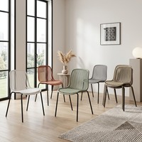 Chaise de salle à manger élégante en plastique PP, empilable et peu encombrante, avec dossier côtelé, idéale pour bistrot, café, intérieur, extérieur et jardin