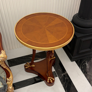 Mesa Auxiliar Neoclásica Regency con Incrustaciones de Madera Sunburst, Patas de Garra de Águila Doradas, Pedestal Trípode y Esquinas Redondeadas - Product Image 2