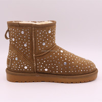 Bottines courtes en cuir de vache noir avec doublure en fourrure et rivets sur toute la surface