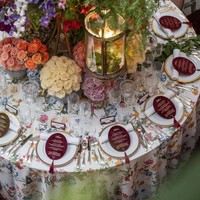 Cartes de menu de mariage en velours bordeaux de luxe, cartes de table ovales avec dorure à chaud et pompon pour une mise en page élégante de la table de mariage
