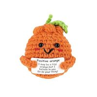Handgemaakt gehaakt cartoon fruitpopje van oranje-geel garen, pluche speelgoed, bureaudecoratie, lelijk fruitdesign