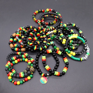 Bracelets ethniques africains rouges, jaunes et verts, style Rasta, élastiques, en bois, verre et pierre, avec drapeau et lettres Jamaïques - Product Image 1