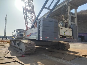 Grúa sobre orugas Zoomlion QUY200 usada de 200 toneladas en buen estado, maquinaria de construcción de elevación pesada con sistema hidráulico original en venta - Product Image 2