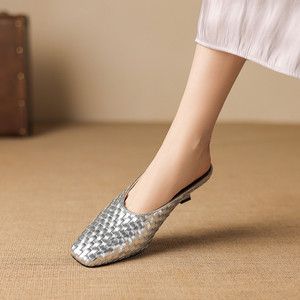 Mules et pantoufles pour femmes Cialisa en tissu argenté et doré, nouvelle collection été 2026, chaussures de haute qualité, bout carré, talons mi-hauts tendance - Product Image 2