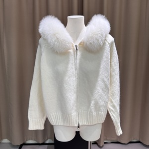 <span class=keywords><strong>Cardigan</strong></span> Invernale 2025 con Cappuccio e Grande Collo <span class=keywords><strong>in</strong></span> Pelliccia di Volpe, Fodera <span class=keywords><strong>in</strong></span> Lana Ispessita, Chiusura a Cerniera, Allacciatura con Fiori - Product Image 3