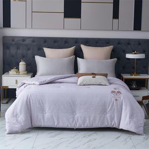 Couette brodée Duoxiangmeimiankang en fibre de soja 203x229cm respirante pour usage domestique quatre saisons, couleur violet - Product Image 4