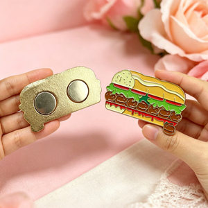 Fabricación de Lindos Pins Magnéticos de Esmalte Suave con Diseño de Sándwich Divertido para Amantes de la Comida, con Logotipo Personalizado - Product Image 1