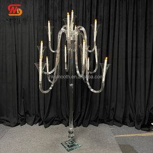 Centre de table de mariage au design lisse et nouveau, haut, avec des abat-jour givrés, en cristal, candélabre - Product Image 3