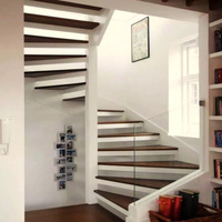 Escaliers en spirale de colonne centrale de tuyau d'acier durable moderne personnalisable pour l'usage d'intérieur de petite cage d'escalier