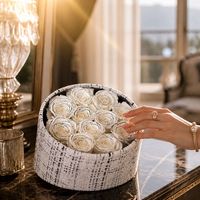 Vente en gros de roses blanches et noires préservées, faites à la main, de luxe, pour la Saint-Valentin, la remise des diplômes, en boîte, couleur durable, emballées dans une boîte