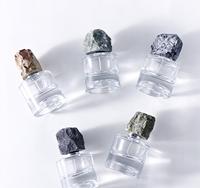 Flacon pulvérisateur de parfum en verre transparent cylindrique de 50 ml, avec pompe à pression à sertir, couvercle rétro en pierre brute, personnalisable avec logo, pour vente en gros