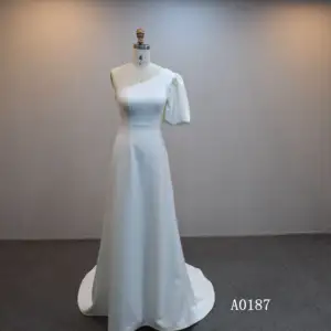 Marfil una línea de crepé de manga corta liso y hermoso vestido de novia sin encaje