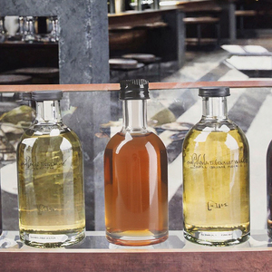 Flacon de parfum en verre rond et élancé de 50 ml et 100 ml avec bouchon à vis - Product Image 3