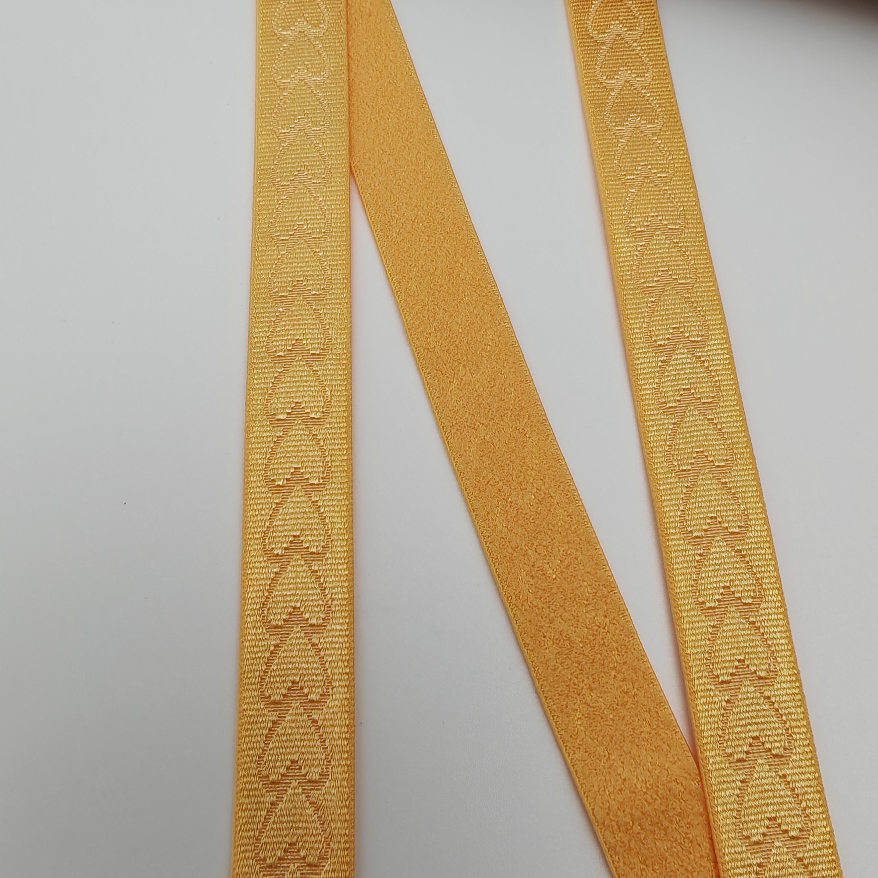 สีเหลือง