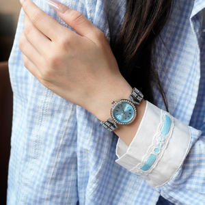 Reloj de Mujer con Aspecto Iced Out, Reloj de Cuarzo con Brazalete de Aleación de Lujo y Gran Atractivo - Product Image 3