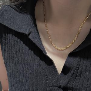 Collier en cristal de poudre de moissanite naturelle taillée de manière unique, plaqué argent pur et or rose, motif romantique de fleur de cerisier pour - Product Image 3