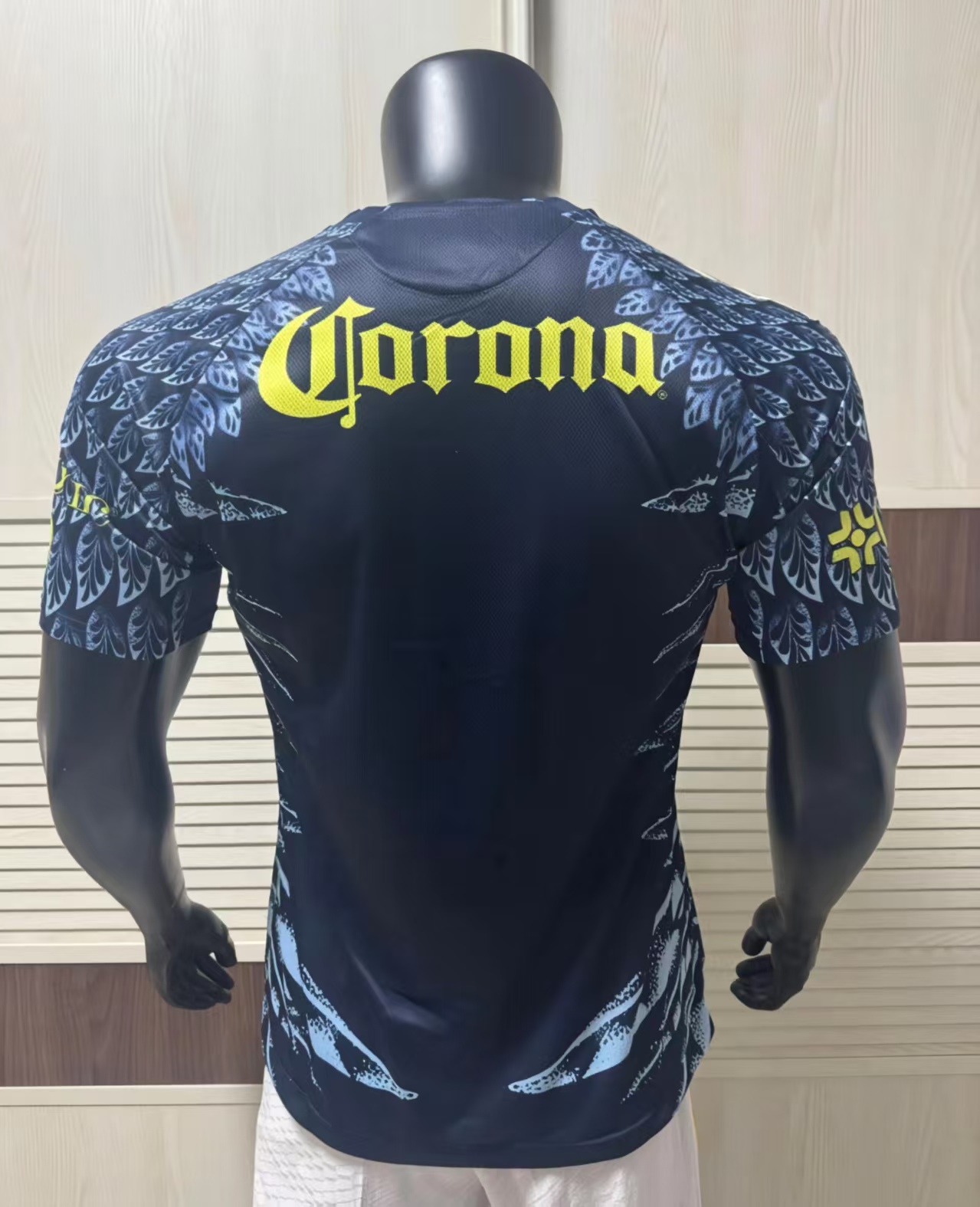 เสื้อแข่งทีมเยือนสีน้ำเงินเข้มสำหรับทวีปอเมริกา