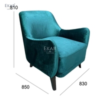 Chaise moderne de style nordique décontracté, coussin en velours, tissu en bois, apporte du confort au salon de l'hôtel