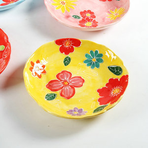 Platos de cerámica pintados a mano con flores, redondos, con acabado bajo esmalte, para fiestas. - Product Image 3