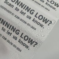 Étiquettes d'emballage autocollantes imperméables en PET laminé mat imprimées sur mesure, numérotation séquentielle, autocollants d'identification avec logo