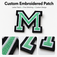 Patch brodé personnalisé lettre M, thermocollant ou à coudre, badge alphabétique universitaire pour vestes, chapeaux, sacs, vêtements, usine OEM