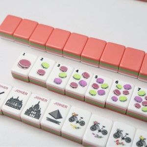 Mahjong américain de qualité supérieure, portable, durable, respectueux de l'environnement, tuiles en acrylique rose pêche, faces de tuiles gravées en 3D, jeu complet de 160 tuiles - Product Image 1