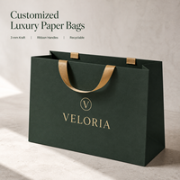 Sac en papier personnalisé 70 g/m² en carton recyclable avec poignées en corde et logo personnalisé en feuille d'or pour la vente au détail de luxe en gros