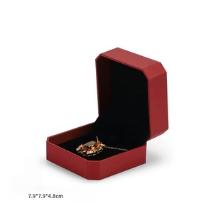 Hochwertige Achteckige PU-Leder Rote Schmuckverpackung Geschenkbox für Halsketten Ohrringe Ringe - Product Image 5