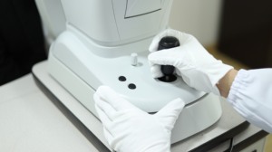 Bảng Điều Khiển Màn Hình Cảm Ứng 6.5 Có Động Cơ Chin Rest Và Tự Động Cắt Giấy Tự Động Refkeratometer - Product Image 4