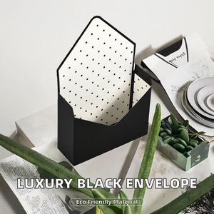 Caja de Regalo de Papel Reciclado con Diseño de Flores Negras Tipo Sobre de Lujo para el Día de San Valentín - Product Image 2