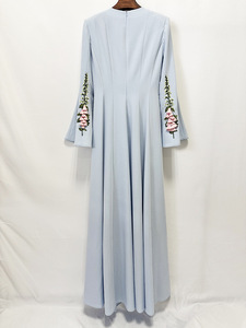 Vestido de noche Bettergirl en stock, colección Celebrity 2026, con bordado pesado, mangas acampanadas florales en 3D y falda larga maxi con vuelo completo. - Product Image 4