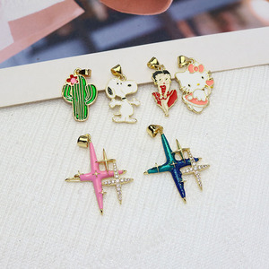 CZ9477 Charmes en émail plaqué PVD mignons, motifs de dessins animés Snoopy, Chat, Chaton, Cactus, Étoile, Étoile éclatante, Pendentif - Product Image 1