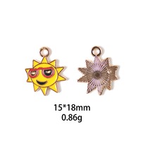 Pendentif en alliage plaqué or avec émail arc-en-ciel, motifs style plage estival (short de bain, parapluie de soleil, flamant rose, crème glacée, tongs) pour DIY