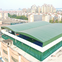 Grand abri de toit rétractable motorisé en tissu PVC anti-UV, design simple pour terrains de tennis extérieurs, garages et parkings.