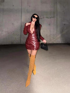 XH1115 - Collezione Autunno 2026 <span class=keywords><strong>Donna</strong></span>: Abito in <span class=keywords><strong>Pelle</strong></span> Rosso Sexy con Scollo a V Profondo e Pieghe - Product Image 3