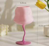 Verre à vin torsadé en forme de macaron Verres à vin en verre de haute qualité petits et élégants de style rétro de couleur crème.