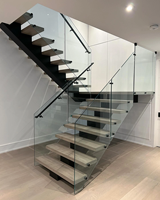 Escalier monodirectionnel VIKO au design moderne et minimaliste avec rampe en verre, à montée ouverte et droit, idéal pour villa, appartement et usage intérieur.