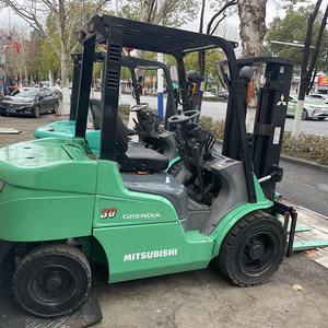 Chariot élévateur à moteur thermique Mitsubishi de 3 tonnes de capacité de charge, performances parfaites, portique à trois sections et déplacement latéral - Product Image 3