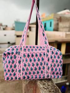 Bolsa de Viaje Acolchada con Estampado de Hojas Rosas, con Cierre de Cremallera, Gran Capacidad, Estilo Weekender - Product Image 4