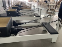 Reformer de Pilates de Madera de Roble Comercial de Alta Calidad con Acabado Pintado en Blanco para Entrenamiento de Fuerza y Fortalecimiento del Core para Uso en Estudio