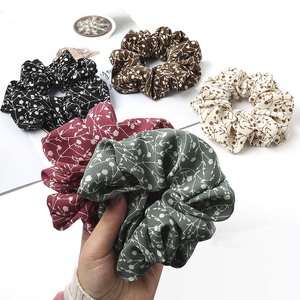 Scrunchie para el cabello para mujer, accesorios para el cabello de gasa con estampado Floral, círculo clásico de margaritas pequeñas y frescas - Product Image 2