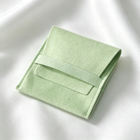 Pochette à bijoux en velours personnalisée avec rabat, insert et bande décorative, doublure aspect daim pour ranger en toute sécurité les bagues, pendentifs et boucles d'oreilles délicats