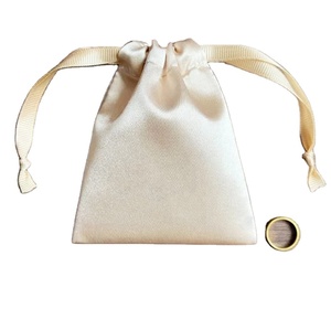 Pochette cadeau en satin de soie avec cordon de serrage, impression personnalisée du logo, emballage de bijoux de luxe - Product Image 1