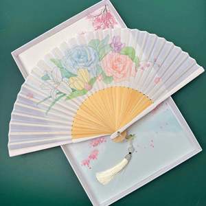 Abanico de Mano Plegable de Bambú Pequeño Personalizado para Mujer al por Mayor, con Diseño de Loto, Begonia, Capa y Jazmín, de Tela de Seda China - Product Image 4